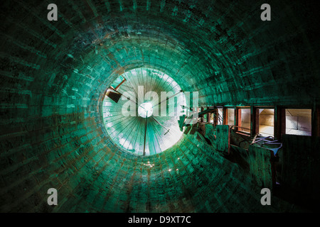 Guardando verso l'alto dall'interno di un silo su un ex caseificio. Foto Stock