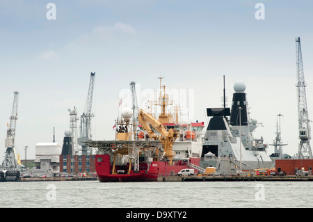 HMS protettore e HMS Diamond ormeggiata nel porto di Portsmouth Regno Unito Foto Stock