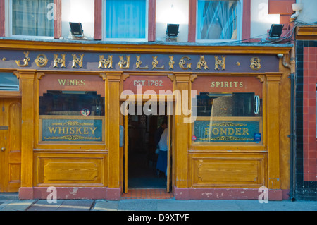 John Mulligan's pub che secondo come riferito ha la migliore birra Guinness nel mondo Dublino Irlanda Europa Foto Stock