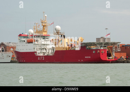 HMS Protector ormeggiata nel porto di Portsmouth Foto Stock