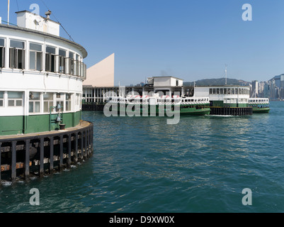 Dh dal Molo dei Traghetti Star Tsim Sha Tsui Hong Kong Star Ferry nave a fianco di pier terminal trasporti piloni Foto Stock