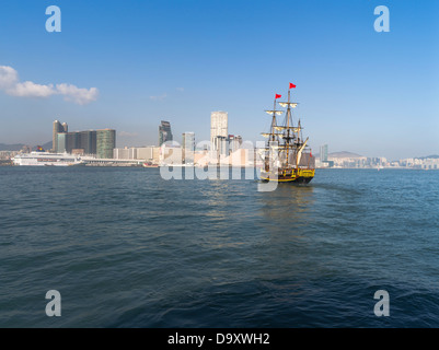 dh VICTORIA HARBOUR HONG KONG Tall nave Bounty replica in porto e porto dei grattacieli di Tsim Sha Tsui Foto Stock