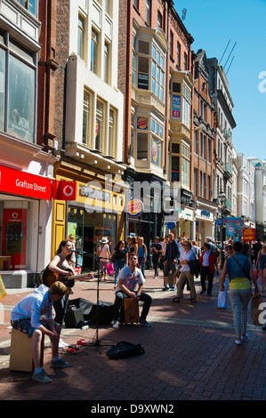 Busker fascia giocare Grafton Street strada pedonale centrale di Dublino Irlanda Europa Foto Stock