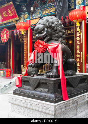 Dh Wong Tai Sin Temple WONG TAI SIN HONG KONG lombo statua decorato per il Nuovo Anno Cinese Tempio di guardia santuario lion cina Foto Stock