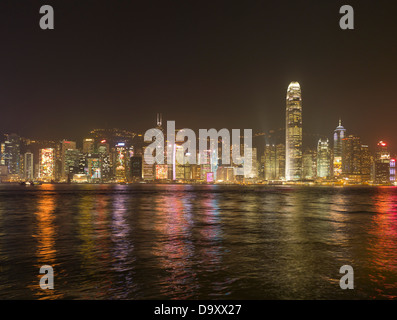 Dh Porto di Hong Kong CENTRAL HONG KONG central waterfront grattacieli di notte victoria skyline della città luci Foto Stock