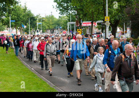 Persone marciando a Nijmegen, Paesi Bassi. È il più grande del mondo a piedi evento con oltre 40.000 partecipanti Foto Stock