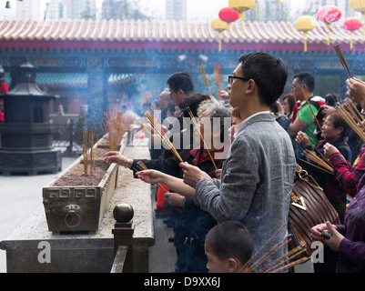 Dh Wong Tai Sin Temple WONG TAI SIN HONG KONG adoratori con joss bastoni Tempio Sacrario stick Foto Stock