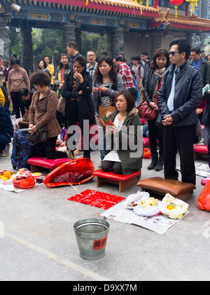 dh Fortune Stick taoist WONG TAI SIN Hong KONG Cinese Adoratore di ragazza con il portambu che seleziona il culto della gente di cim di kau tempio cina Foto Stock