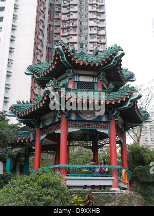 Dh Wong Tai Sin Temple WONG TAI SIN HONG KONG famiglia cinese seduta nella Pagoda park Foto Stock