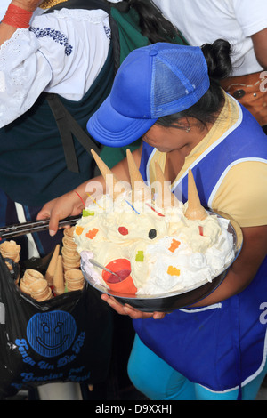 Una donna vende coni gelato durante un festival in Cotacachi Foto Stock