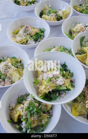 , I fagottini di maiale e vegetale in ciotola di zuppa di attesa, cibo asiatico Foto Stock