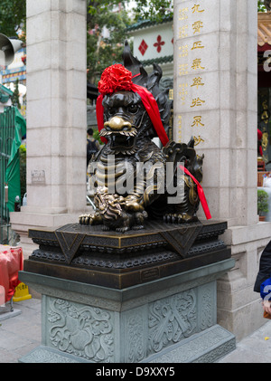dh Wong Tai Sin Temple WONG TAI SIN HONG KONG Statua del Leone del cane del foo che protegge l'ingresso decorazioni cinesi di Capodanno cina fu cani templi guardiani Foto Stock