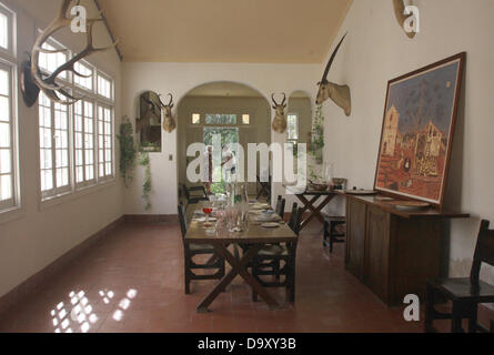 La Ernest Hemingway Museum, la Finca Vigia, ex residenza dello scrittore in San Francisco de Paula, a circa dieci miglia da l'Avana, è fotografata a San Francisco de Paula, Cuba, 12 aprile 2013. Hemingway di proprietà l'edificio dal 1940 fino alla sua morte nel 1961. Oggi ospita un ben kempt museo di stato. Foto: PETER ZIMMERMANN Foto Stock