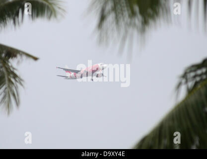 Davao, Philipinnes. Il 28 giugno 2013. Un aereo di passeggero è visto avvicinarsi di atterraggio in aeroporto durante una pioggia pesante di pioggia a Davao City, nel Sud delle Filippine, 28 giugno 2013. Secondo Philippine atmosferica e geofisici Astronomical Services Administration (PAGASA), segnale di tempesta numero uno è sollevata in aree di Visayas e Mindanao come depressione tropicale 'Gorio' entra in territorio filippino. Credito: Eli Ritchie Tongo/Alamy Live News Foto Stock