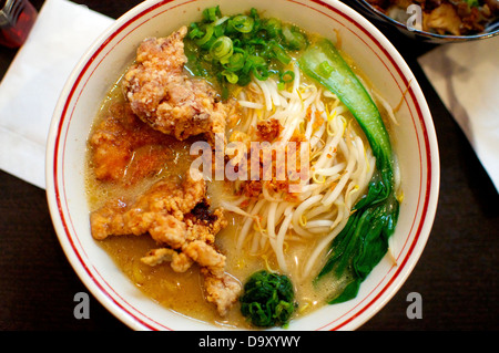 Grande ciotola di zuppa di ramen con Tempura in esso. Un piatto tipico della cucina giapponese. Foto Stock