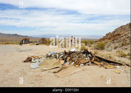 Deserto Mojave paesaggio disseminato di spazzatura e graffiti, California USA. Foto Stock