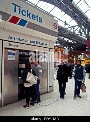 Interno della Stazione Ferroviaria Marylebone mostra ticket machine, London, England, Regno Unito Foto Stock