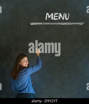 Imprenditrice, proprietario del ristorante o chef con il menu Chalk segno sfondo blackboard Foto Stock