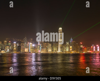 Dh Porto di Hong Kong Hong Kong centrale Sinfonia di Luci Laser Show centrale grattacieli sul lungomare del porto di notte Foto Stock