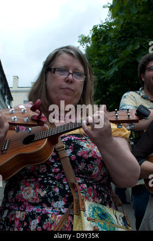 Donna che gioca un ukulele. Foto Stock