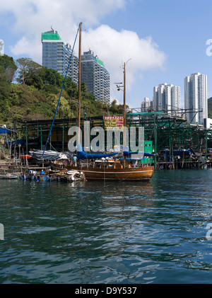 Dh Porto di Aberdeen ABERDEEN HONG KONG Yacht barca a fianco di Aberdeen jetty di cantiere Foto Stock