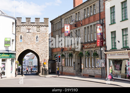 Porta della città e il George Hotel, Chepstow una piccola città in Monmouthshire Wales UK Foto Stock