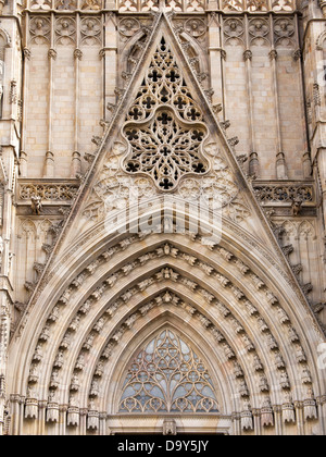 Imponente facciata di Santa Eulalia cattedrale nel quartiere Gotico di Barcellona, Spagna 3 Foto Stock