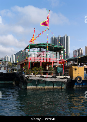 dh Cinese Capodanno ABERDEEN HONG KONG Famiglia porto spazzatura barca con decorazioni bandiere casa giunche houseboat villaggio galleggiante porto peschereccio Foto Stock