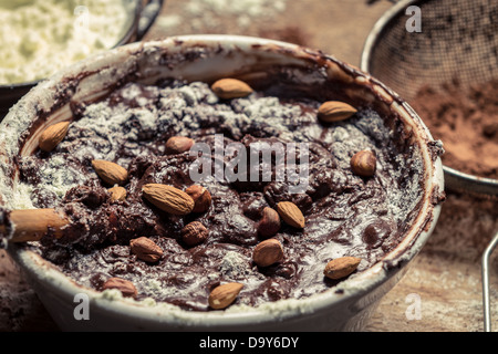 Vista dettagliata del cioccolato artigianale con mandorle Foto Stock