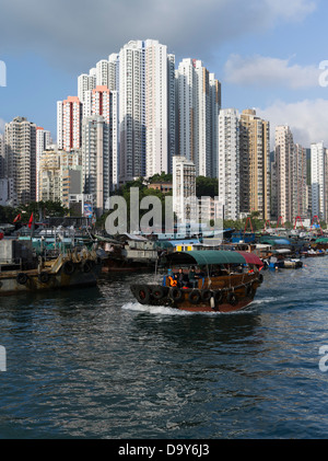 Dh traghetto cinese sampan ABERDEEN HARBOUR HONG KONG alto grattacielo residenziale appartamenti isola di imbarcazioni del porto di trasporto della posta indesiderata Foto Stock