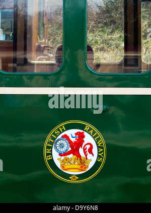 Vecchio British Railways logo sul treno passeggeri a Ecclesbourne Valley Railway Wirksworth Derbyshire Dales England Regno Unito Foto Stock