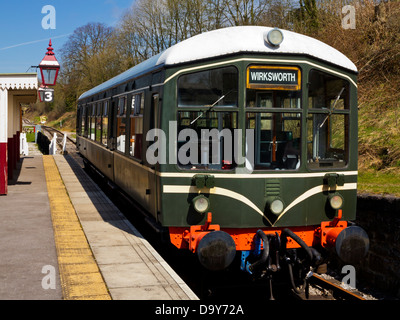 Diesel Multiple Unit convoglio ferroviario sul Ecclesbourne Valley Railway a Wirksworth Derbyshire Dales Peak District Inghilterra REGNO UNITO Foto Stock