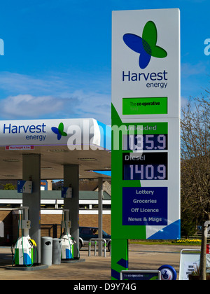 Il raccolto di energia stazione di benzina con co-operativa allegata dello store in Wirksworth Derbyshire England Regno Unito Foto Stock