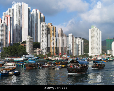 Dh Porto di Aberdeen ABERDEEN HONG KONG turistici cinesi sampan alto grattacielo residenziale di appartamenti Foto Stock
