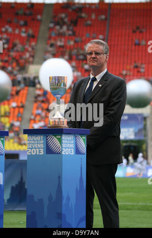 Mosca, Russia. Il 28 giugno 2013. Presidente RWCL Bernard Lapasset durante la cerimonia di apertura della Coppa del Mondo di Rugby 7s a Luzniki Stadium di Mosca, Russia. Coppa UEFA femminile in primo piano. Credito: Elsie Kibue / Alamy Live News Foto Stock