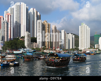 Dh Porto di Aberdeen ABERDEEN HONG KONG turistici cinesi sampan alto grattacielo residenziale appartamenti isola barche Foto Stock