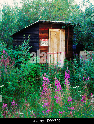 Canada, Yukon Territory, argento Trail, Keno City, dipendenza con segnale di avvertimento sulla parete anteriore Foto Stock