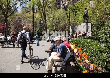 Per coloro che godono di una giornata soleggiata, Madison Square Park, NYC Foto Stock