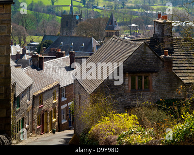 Vista panoramica sui tetti della città e Wirksworth un piccolo mercato rurale cittadina nei pressi di Matlock nel Derbyshire Dales Peak District Inghilterra REGNO UNITO Foto Stock