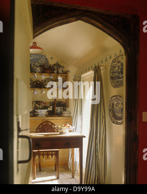 Gothic portale ad arco con vista attraverso al paese in stile cottage cucina Foto Stock