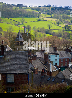 Vista panoramica sui tetti della città e Wirksworth un piccolo mercato rurale cittadina nei pressi di Matlock nel Derbyshire Dales Peak District Inghilterra REGNO UNITO Foto Stock