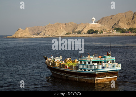 Lo stile tradizionale dhows sono ancora utilizzati per il trasporto di carico dal porto di Muscat a piccoli porti di tutto l'Oman, Muscat Oman. Foto Stock