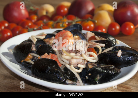 Un tradizionale e tipico piatto italiano: spaghetti allo scoglio Foto Stock