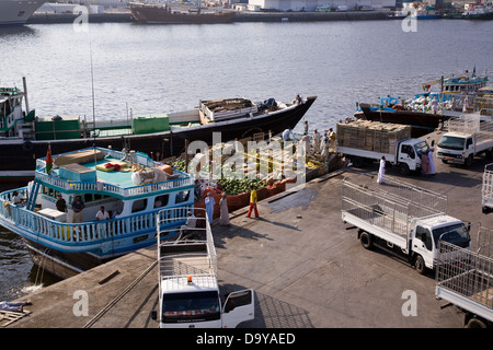 Lo stile tradizionale dhows sono ancora utilizzati per il trasporto di carico dal porto di Muscat a piccoli porti di tutto l'Oman, Muscat Oman. Foto Stock