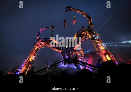 Glastonbury, Regno Unito. Il 28 giugno 2013. GLASTONBURY FESTIVAL DI MUSICA UK 2013 i frequentatori del Festival guarda una performance di Arcadia, un ragno gigante costituito da fiamme e laser in sintonia a bass-pounding music DJ a le arti e il festival di musica. GLASTONBURY FESTIVAL DI MUSICA PILTON, Somerset, Inghilterra, Regno Unito Foto Stock