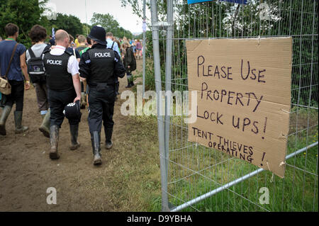 Glastonbury, Regno Unito. Il 28 giugno 2013. GLASTONBURY FESTIVAL DI MUSICA UK 2013 un segno di cartone avviso di persone del ladro da tende mentre al festival. Finora la criminalità è verso il basso a partire dal 2011 l'ultima edizione del festival. GLASTONBURY FESTIVAL DI MUSICA PILTON, Somerset, Inghilterra, UK Credit: Alistair Heap Alamy/Live News Foto Stock