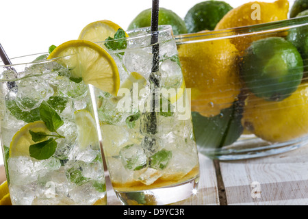 Close-up sulla bibita al limone con ghiaccio Foto Stock