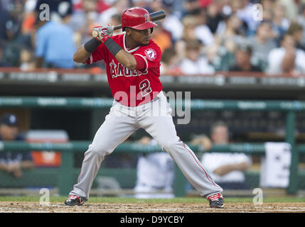 Detroit, Michigan, Stati Uniti d'America. Il 26 giugno 2013. Los Angeles Angels infielder Erick Aybar (2) a bat durante la MLB azione di gioco tra il Los Angeles Angeli e Detroit Tigers al Comerica Park di Detroit, Michigan. Gli angeli sconfitto le tigri 7-4. Credito: Cal Sport Media/Alamy Live News Foto Stock