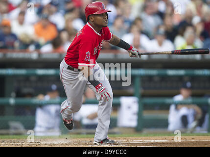 Detroit, Michigan, Stati Uniti d'America. Il 26 giugno 2013. Los Angeles Angels infielder Erick Aybar (2) a bat durante la MLB azione di gioco tra il Los Angeles Angeli e Detroit Tigers al Comerica Park di Detroit, Michigan. Gli angeli sconfitto le tigri 7-4. Credito: Cal Sport Media/Alamy Live News Foto Stock