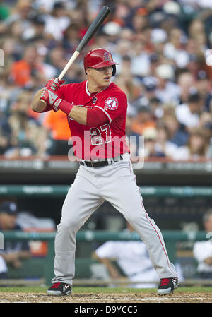 Detroit, Michigan, Stati Uniti d'America. Il 26 giugno 2013. Los Angeles Angels outfielder Mike Trote (27) a bat durante la MLB azione di gioco tra il Los Angeles Angeli e Detroit Tigers al Comerica Park di Detroit, Michigan. Gli angeli sconfitto le tigri 7-4. Credito: Cal Sport Media/Alamy Live News Foto Stock